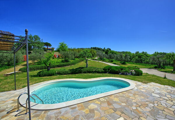 Villa Roberto: bassin, Extérieur