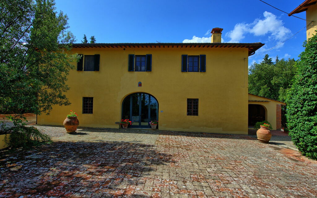 San Carlo: Building Exterior