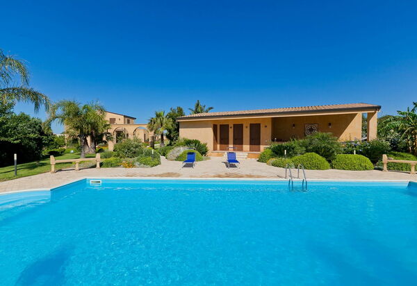 Villa Oasi: бассейн