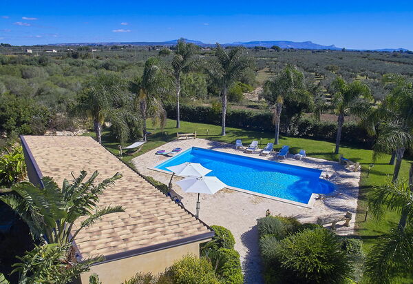 Villa Oasi: бассейн