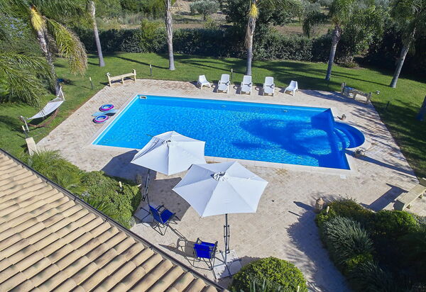 Villa Oasi: бассейн