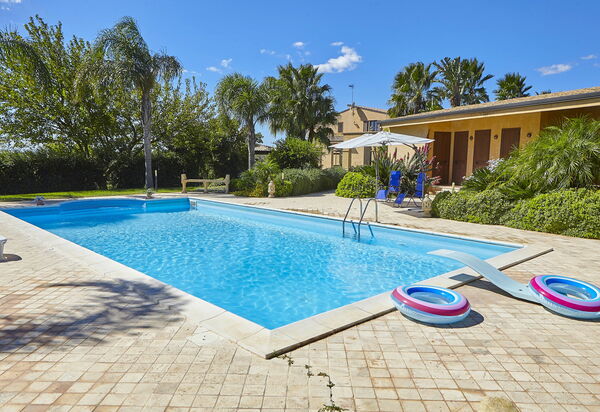 Villa Oasi: бассейн