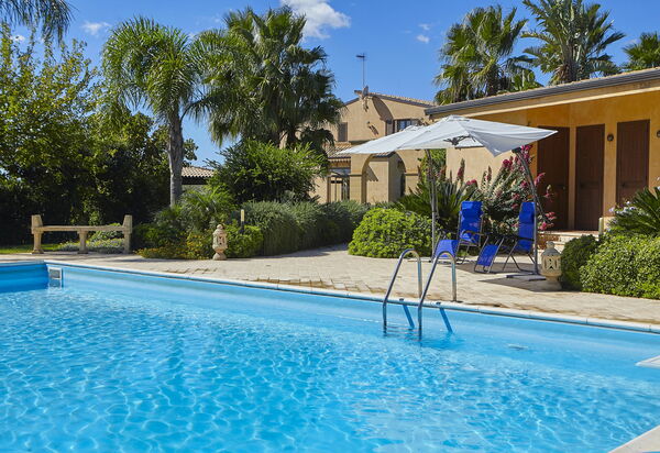 Villa Oasi: бассейн