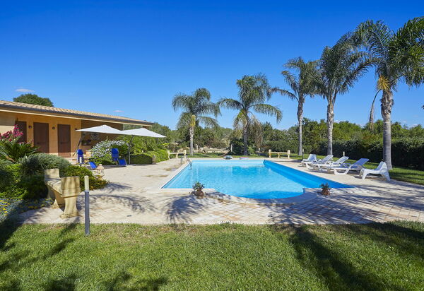 Villa Oasi: бассейн, Сад