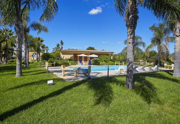 Villa Oasi: бассейн, Сад