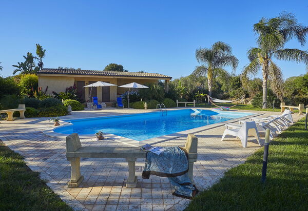 Villa Oasi: бассейн