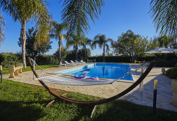 Villa Oasi: бассейн, Сад