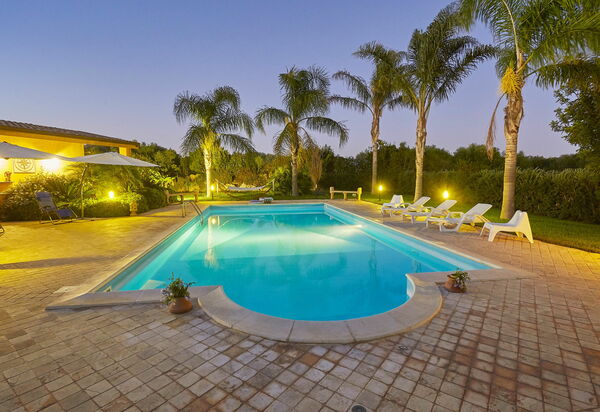 Villa Oasi: бассейн, Сад