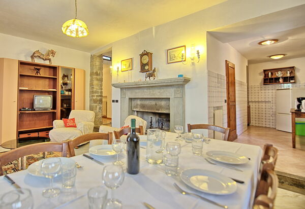 Panzalla: Dining Room, Living Room