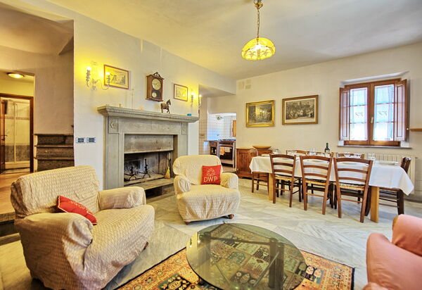 Panzalla: Dining Room, Living Room