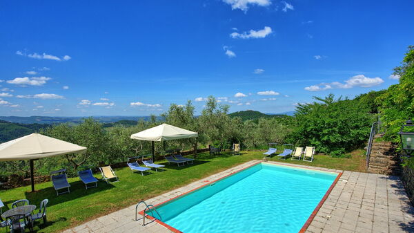 Panzalla: бассейн, Сад