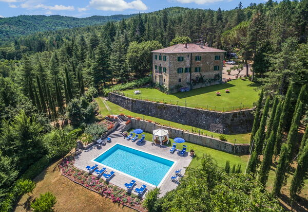 Palazzo Rosadi: бассейн, Сад