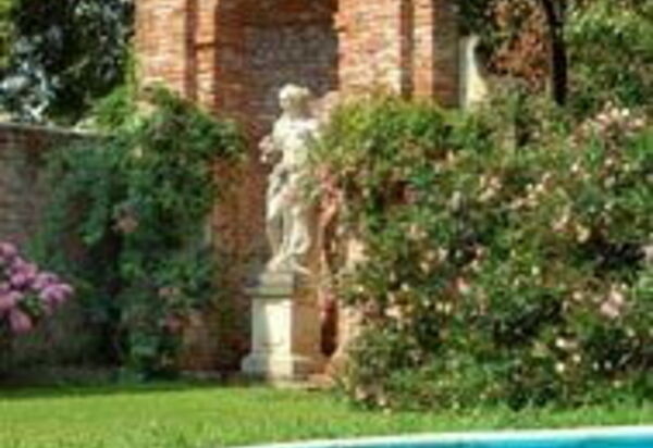 Ca' Marcello: Close to the main building, in a garden separated from the main park and reserved for the guests, there is a swimming pool (9 x 6 m, 1,60 m deep, open May 1st through October 1st) surrounded by oleanders, roses and hydrangeas