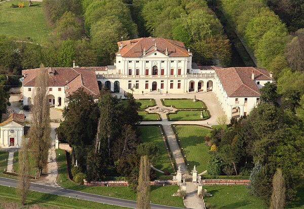 Ca' Marcello: Ca' Marcello - Private Palladian villa (16th century) The self catering apartment (8-9 people) is located in the eastern wing. A private parking lot is available in the property