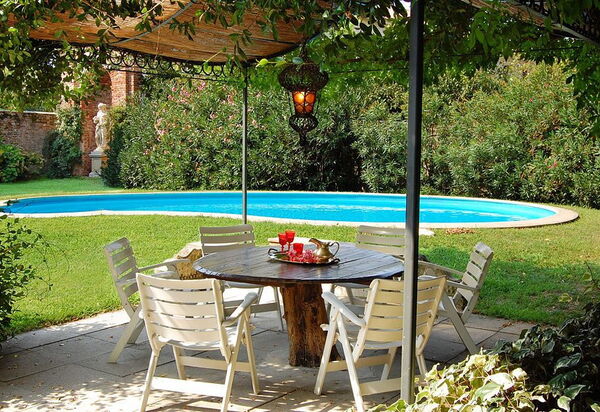 Ca' Marcello: Private garden with pool, kitchen garden, gas bbq, patio, candles and pool toys