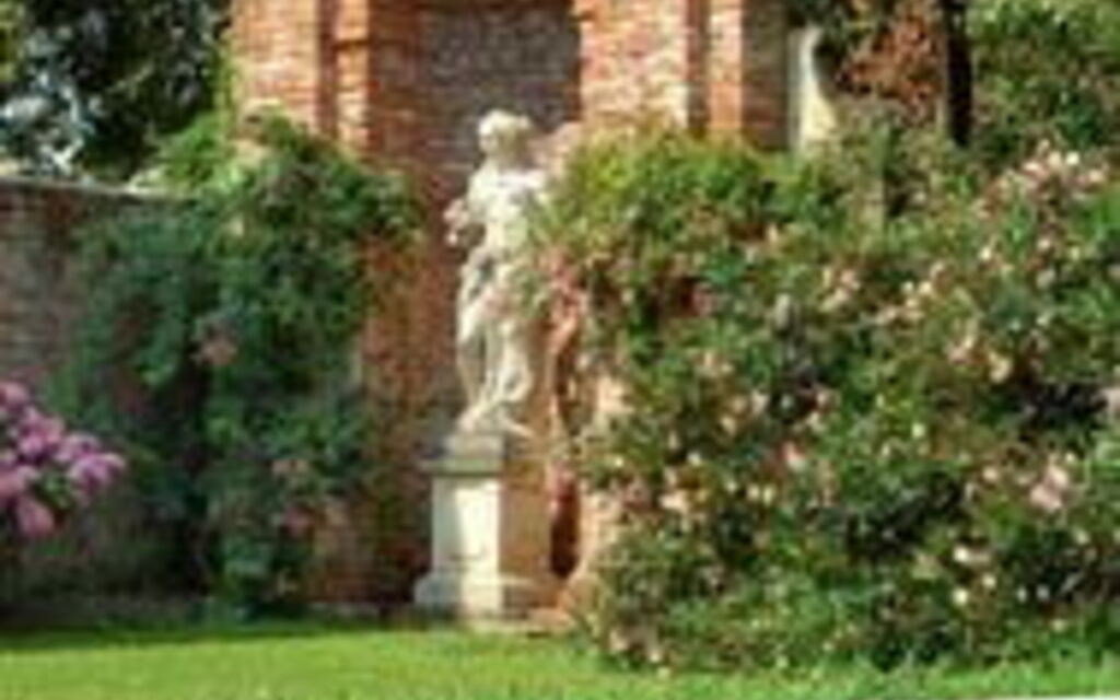 Ca' Marcello: Close to the main building, in a garden separated from the main park and reserved for the guests, there is a swimming pool (9 x 6 m, 1,60 m deep, open May 1st through October 1st) surrounded by oleanders, roses and hydrangeas