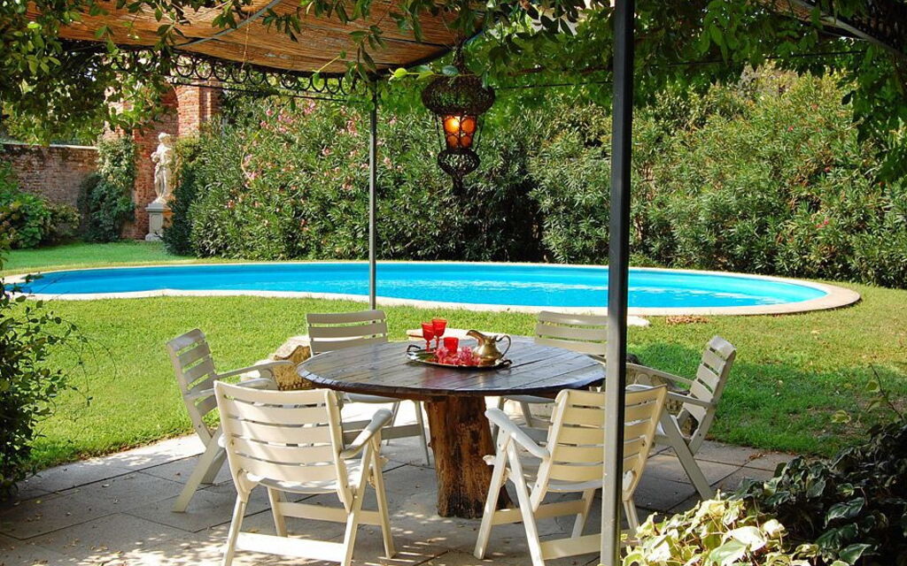 Ca' Marcello: Private garden with pool, kitchen garden, gas bbq, patio, candles and pool toys