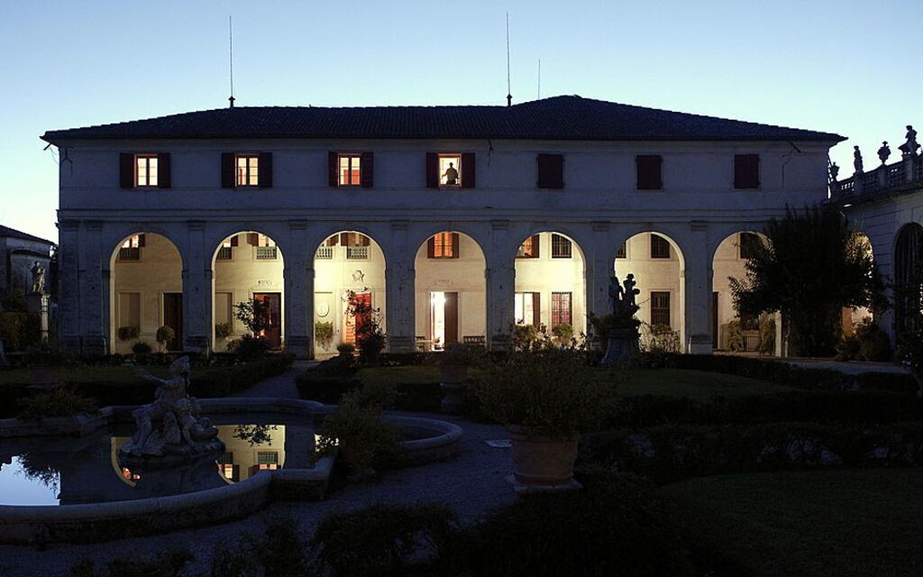 Ca' Marcello: The private entrance leads to the second and third floor whose windows face the Italyan style garden and the façade of the main house.