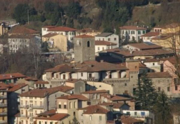 Il Palazzetto: Castelnuovo di Garf.na Monuments: Rocca Ariostesca