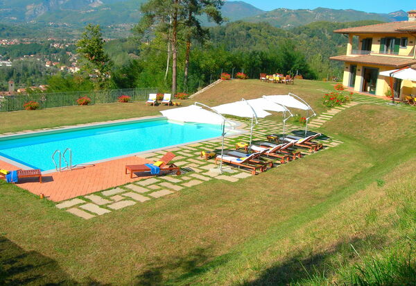 Villa Saida: Draussen, Garten, Schwimmbad