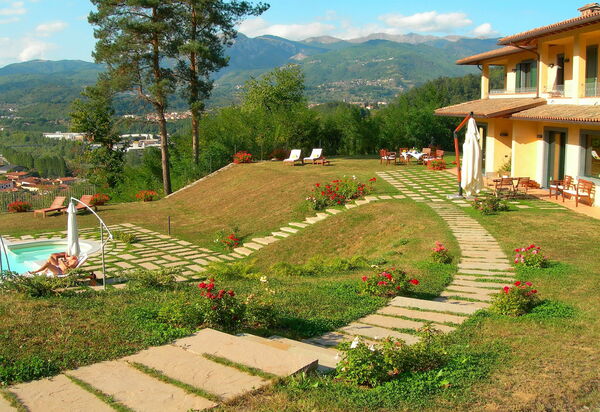 Villa Saida: Draussen, Garten