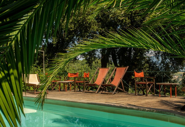 Villa Pedone: bassin, Extérieur