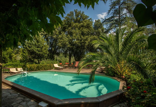 Villa Pedone: bassin, Extérieur