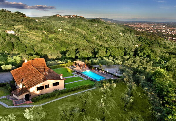 Villa Le Ferrette: Ansichten, Garten, Schwimmbad