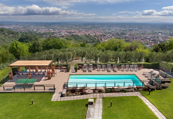 Villa Le Ferrette: Ansichten, Garten, Schwimmbad