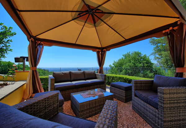 Villa Crispinino: Balkon / terras / patio, Buitenshuis