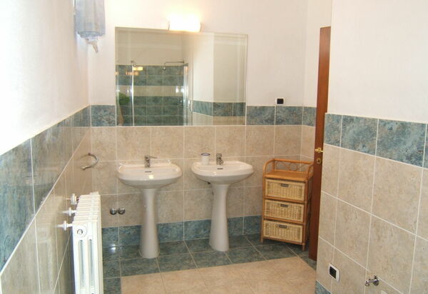 Villa Giulia Follonica: large bathroom with shower