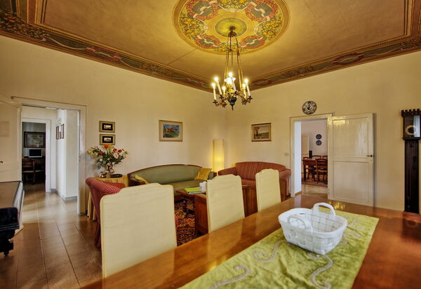 Villa Buonaparte: Гостиная, Столовая