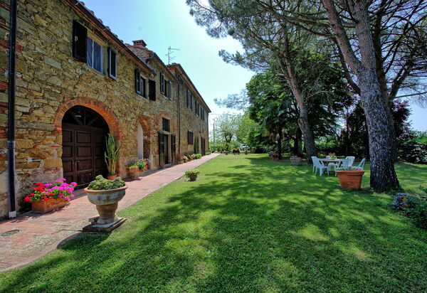Villa Campogialli: Building Exterior, Garden