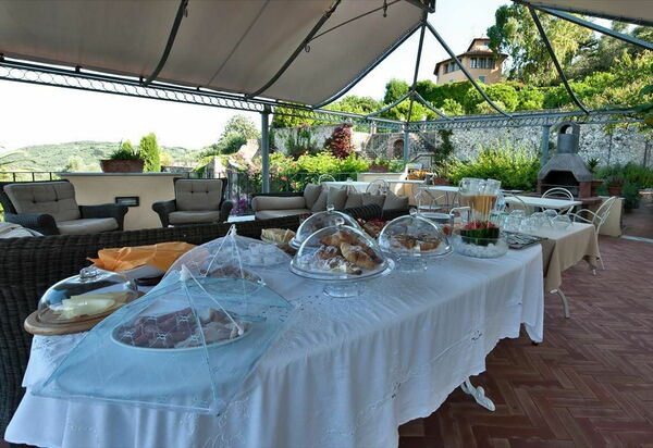 Villa Camaiore: Балкон / Терраса / Патио, Еда