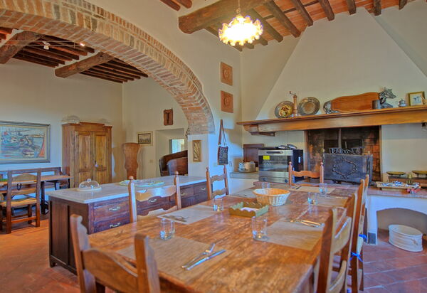 Villa Camaiore: Кухня, Столовая