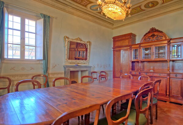 Villa Camaiore: Столовая