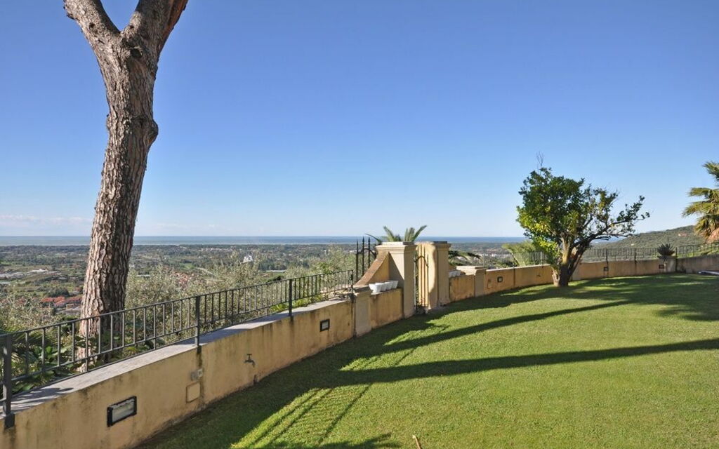 Villa Camaiore: Giardino, Vista Panoramica