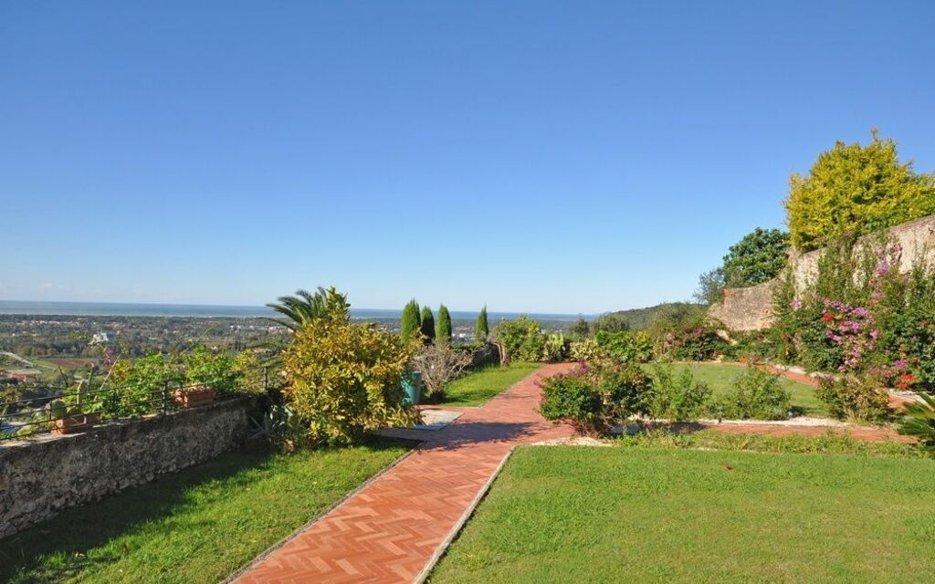 Villa Camaiore: Giardino, Vista Panoramica