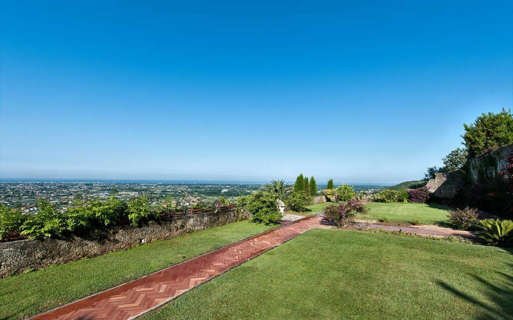 Villa Camaiore: Giardino, Vista Panoramica