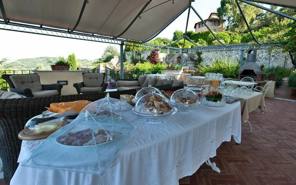 Villa Camaiore: Balcone / Terrazza / Patio, Cibo