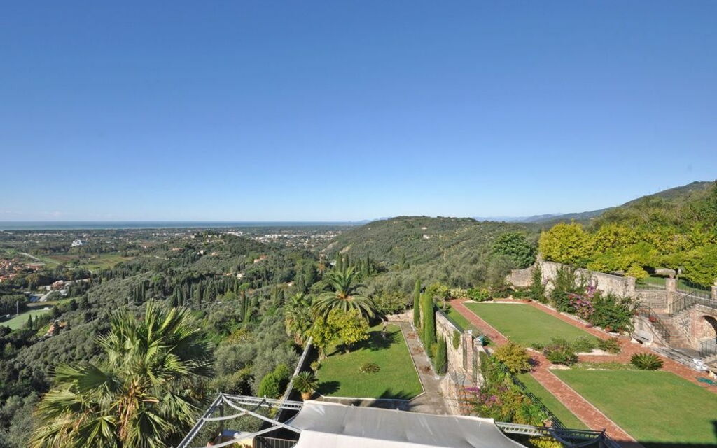 Villa Camaiore: Giardino, Vista Panoramica
