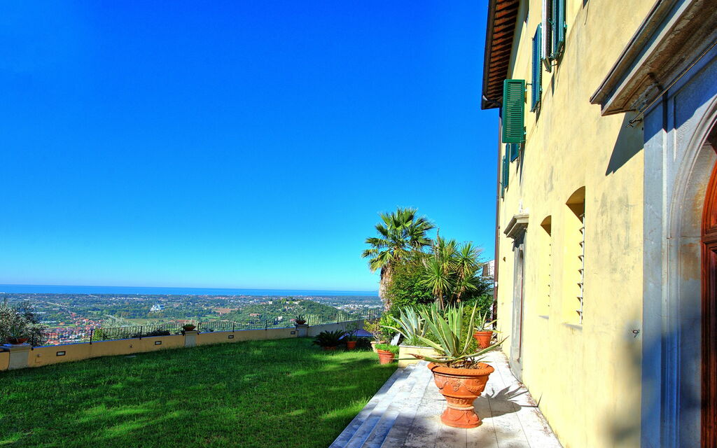 Villa Camaiore: all'aperto, Giardino, Vista Panoramica