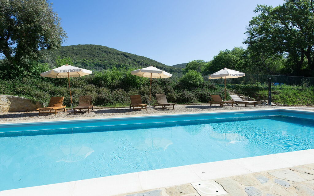 Villa Nova: Bella piscina ad uso comune