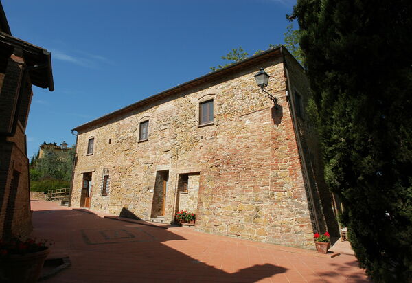La Valle: Building Exterior