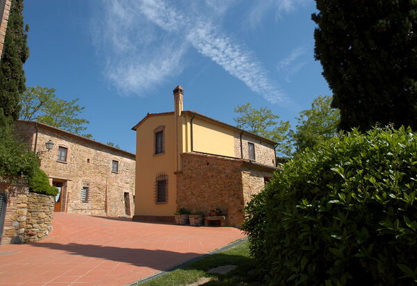 La Valle: Building Exterior