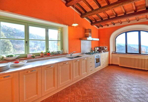 Villa Noceta: Dining Room, Kitchen