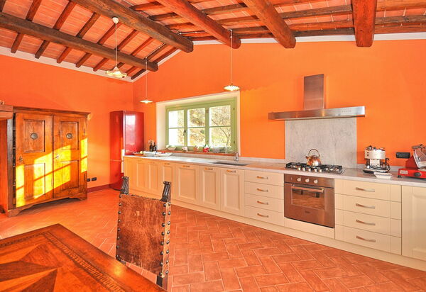 Villa Noceta: Dining Room, Kitchen