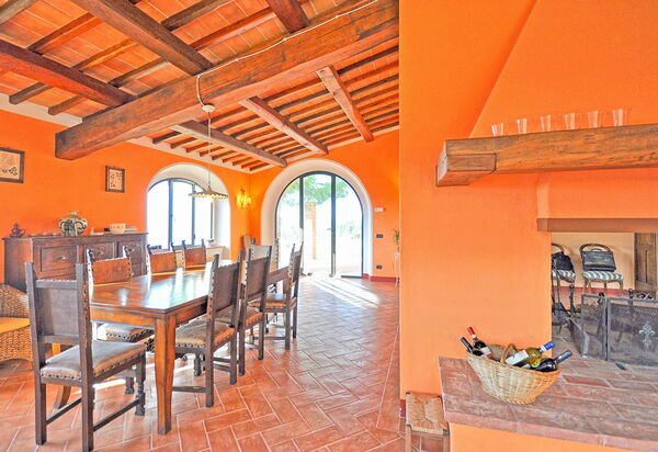 Villa Noceta: Dining Room, Kitchen