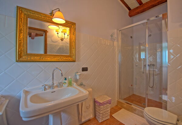 Villa Noceta: Bathroom
