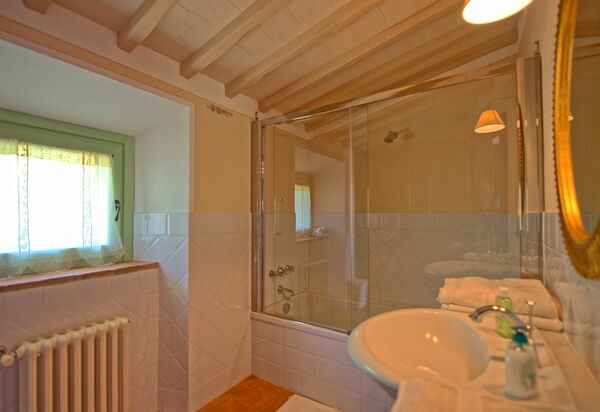 Villa Noceta: Bathroom